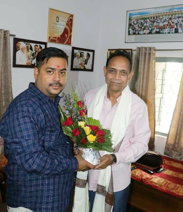 भाजपा जमशेदपुर महानगर के नवनियुक्त जिलाध्यक्ष ने सांसद समेत पूर्व जिलाध्यक्ष से की मुलाकात