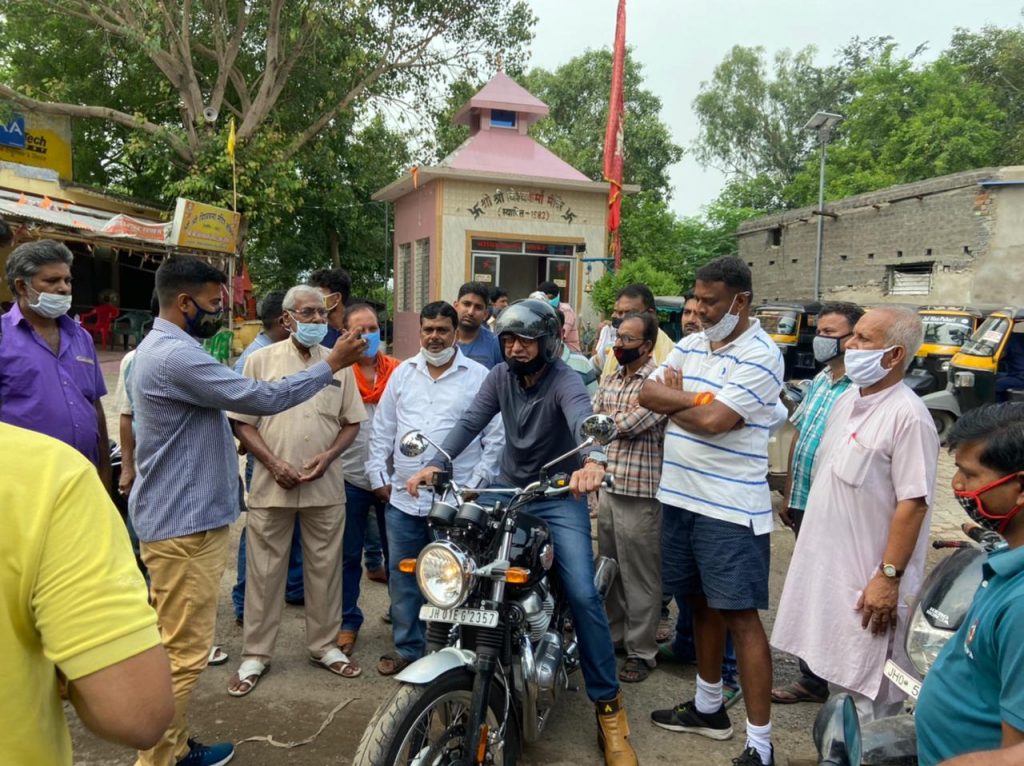 मोटरसाइकिल से गोविंदपुर क्षेत्र का भ्रमण कर जन समस्याओं से अवगत हुए -डॉ अजय कुमार