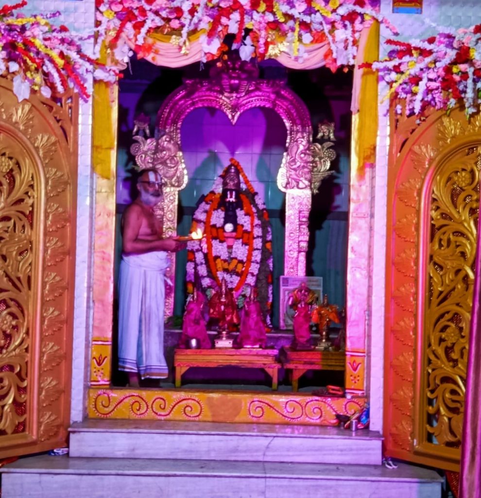 आंध्र भक्त श्री राम मन्दिरम, बिस्टुपुर, जमशेदपुर,झारखंड में ब्रह्मोत्सव के दूसरे दिन प्रातः 7 बजे ध्वजारोहणंम, उत्सवम एवं सभी देवताओं को आह्वान किया गया