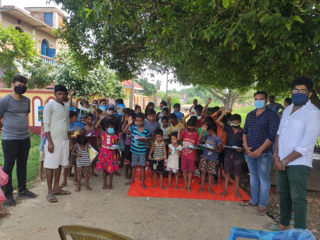 एबीवीपी ने बहरागोड़ा के बनकटा पंचायत के बलागारीया और दरखुली गांव में छोटे बच्चों के बीच – रबड़ ,कट्टर ,पेंसिल ,कोपी पैन , केक का वितरण किया