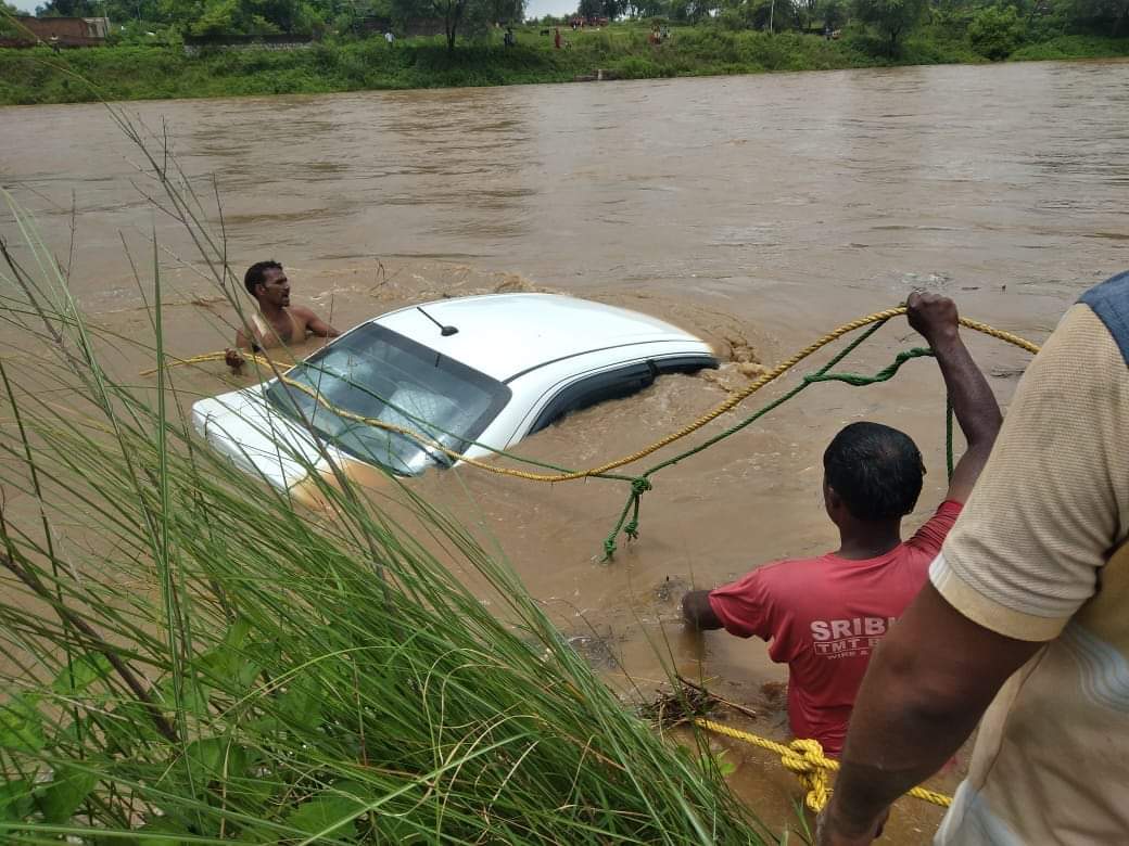 गढ़वा कल्याणपुर सर्किट हाउस के समीप दानरो नदी पुल के नीचे गाड़ी धोते समय आई बाढ़ में दो वाहन बह गए
