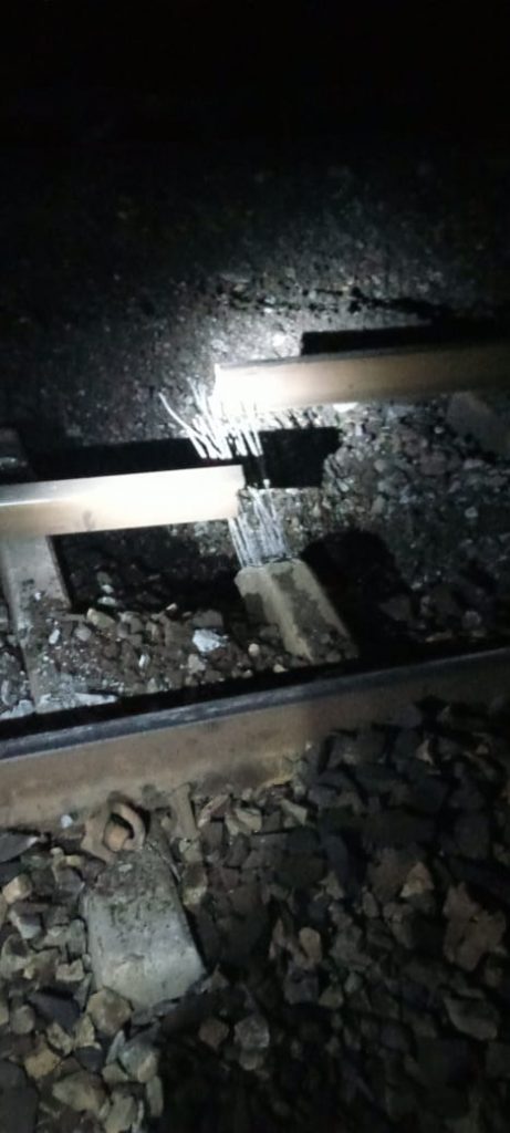 :नक्सलियों ने चाईबासा रेल पटरी एवम धनबाद रेल मंडल के टोरी-लातेहार रेल खंड के बीच रेल पटरी को बम से उड़ा दिया