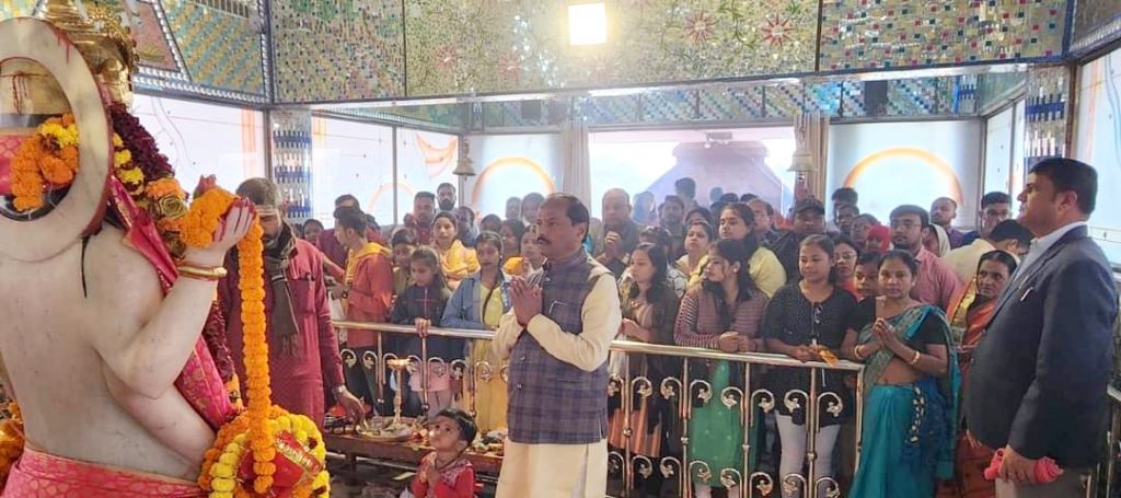 पूर्व मुख्यमंत्री रघुवर दास ने झारखंड वासियों को दी नववर्ष की शुभकामनाएं, सूर्य मंदिर में भाजपा कार्यकर्ता व आमजनों के संग पूर्व सीएम ने साझा की नववर्ष की खुशियां