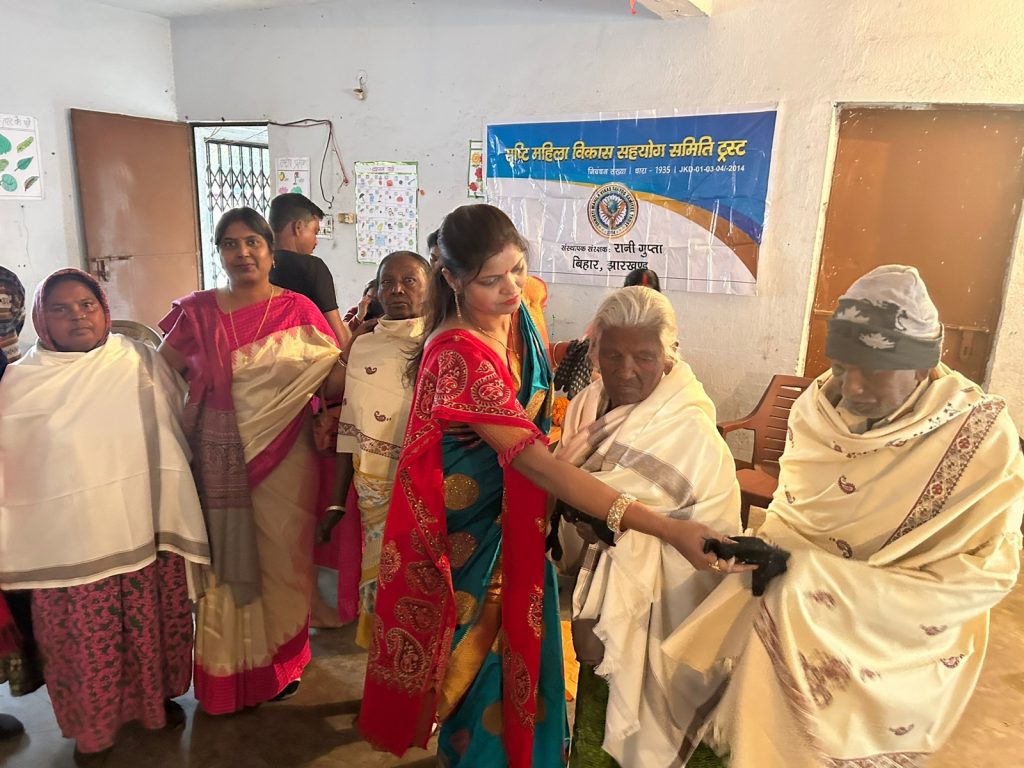 सृष्टि” महिला विकास सहयोग समिति की अध्यक्ष समाजसेवी रानी गुप्ता ने विनोबा भावे आश्रम के जरूरतमंद दिव्यांग और बच्चों के बीच में उपयोगी सामग्री वितरण किया