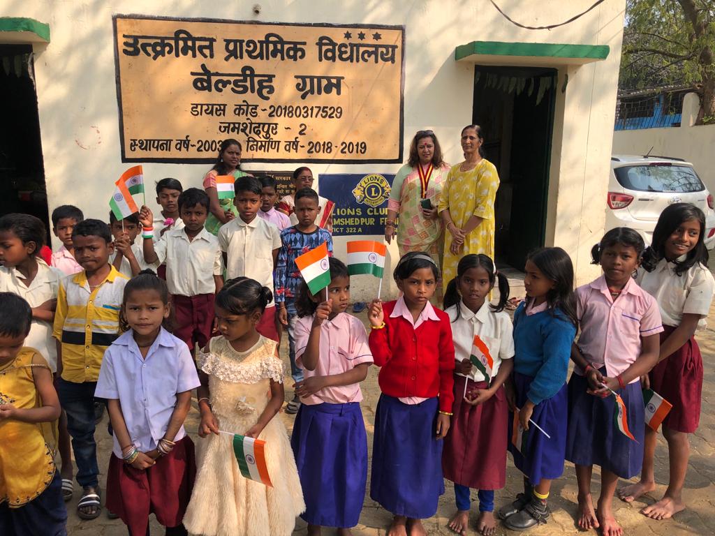 लायंस क्लब ऑफ जमशेदपुर फेमिना की प्रेसिडेंट डॉ. मंजू रानी सिंह ने उत्क्रमित मध्य विद्यालय, बेल्डीह ग्राम बस्ती में भारतीय ध्वज फहराया